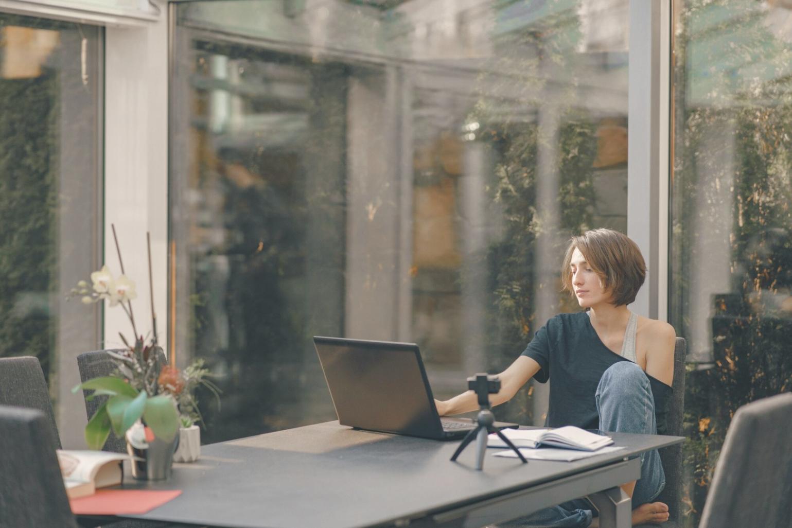 Persona trabajando en planificación financiera